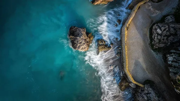 초록색 바다와 바위가 해변이 내려다 보이는 — 스톡 사진