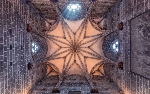城内の天井の建築物の細部の低角度ショット — ストック写真