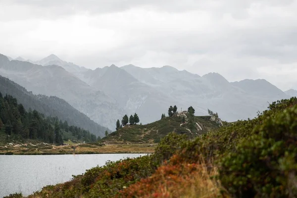霧の日には山に囲まれた湖の景色 — ストック写真
