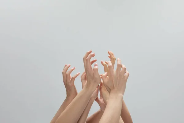 Ludzkie Ręce Gestykulujące Szarym Tle — Zdjęcie stockowe