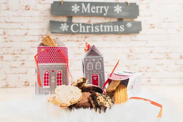 自制的圣诞饼干风格新颖 可持续地包装在纸板箱中 形成房屋 背景中的英文文本 圣诞快乐 — 图库照片