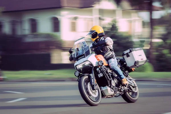 Sebuah Gambar Yang Indah Dari Biker Yang Bergerak Pada Sepeda — Stok Foto
