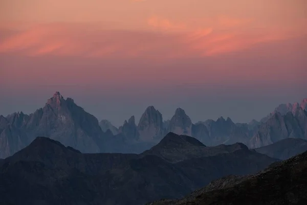 Sebuah Siluet Pegunungan Bawah Langit Berwarna Warni Selama Matahari Terbenam — Stok Foto