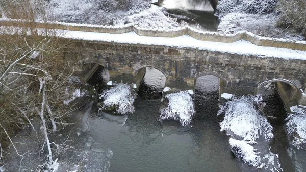 Egy Antik Kilátás Ősi Hídra Amelyet Borít Télen — Stock Fotó