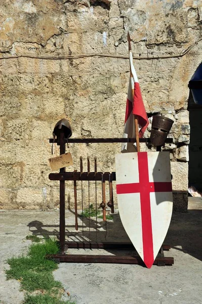 Μια Κάθετη Βολή Του Μεσαιωνικού Μηχανισμού Templar Σημαία Ασπίδα Και — Φωτογραφία Αρχείου