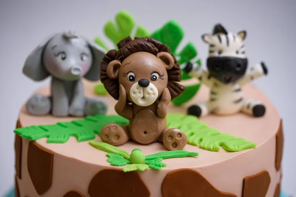 用杏仁动物装饰品为孩子们做的蛋糕特写 — 图库照片