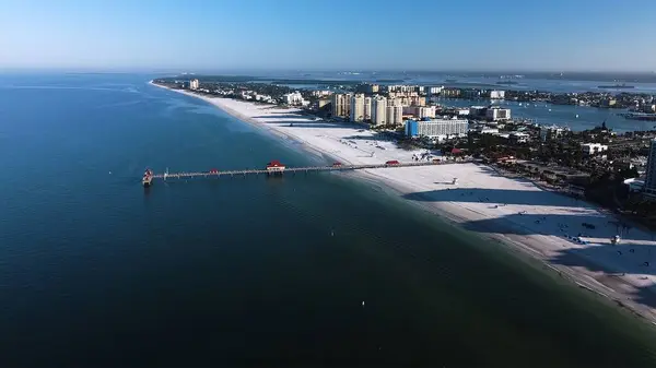 Vzdušný Výhled Floridskou Pláž Obklopenou Budovami Vodou — Stock fotografie