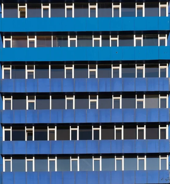 Εξωτερικό Ενός Κτιρίου Μπλε Μπαλκονόπορτες Και Πολλά Παράθυρα — Φωτογραφία Αρχείου