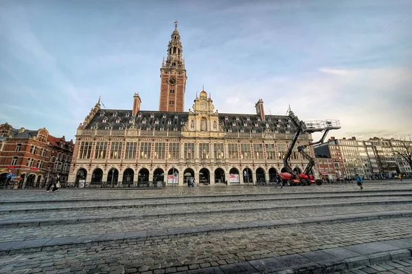 Niskokątne Ujęcie Słynnej Biblioteki Uniwersyteckiej Rynku Ladeuze Square Leuven Belgia — Zdjęcie stockowe