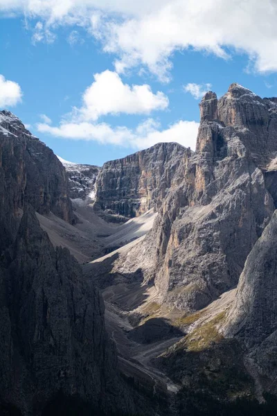 Colpo Verticale Grandi Montagne Rocciose Durante Giorno Contro Cielo Blu — Foto Stock