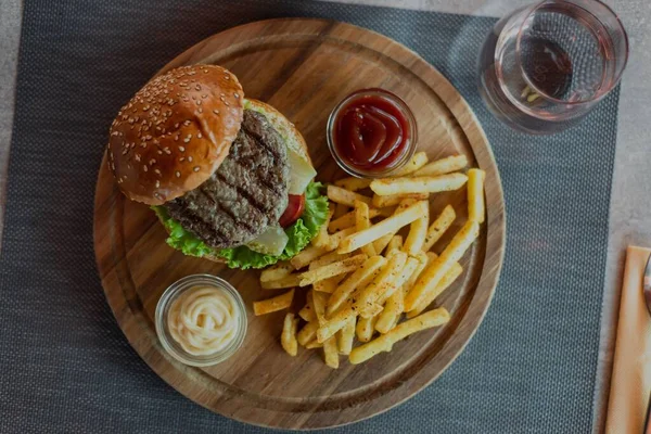 Birinci sınıf seçkin bir restoranın ortamında hazırlanmış hamburger ve patates kızartması.