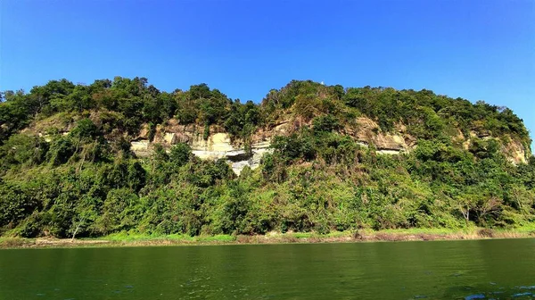 湖のほとりに緑に覆われた岩の美しい景色 — ストック写真