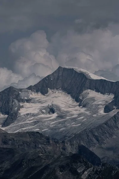 Pionowe Ujęcie Snowy Skaliste Austriackie Alpy Pod Jasnym Błękitnym Niebem — Zdjęcie stockowe