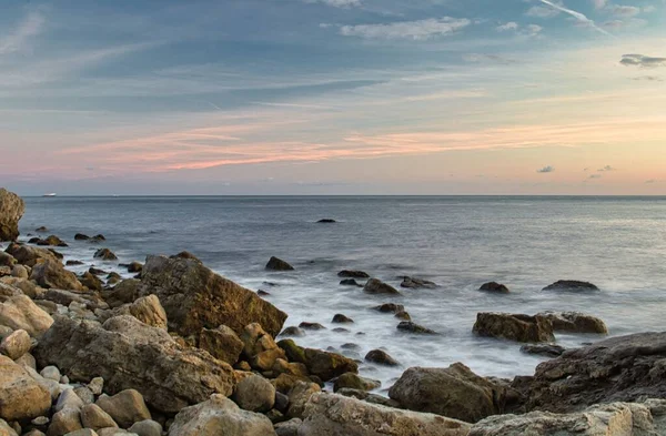 日落时分 在怀特岛上的海滨上 一幅幅美丽的巨石阵 — 图库照片