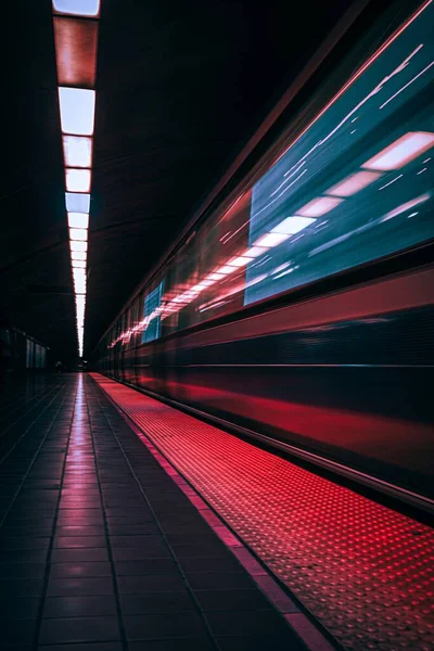 지하철역에 도착하는 — 스톡 사진