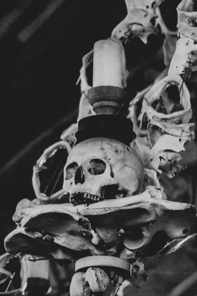 Tiro Vertical Dos Crânios Humanos Com Ossos Vela Fundo Preto — Fotografia de Stock