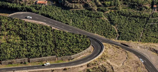 Панорамный Снимок Дороги Автомобилями Горной Местности Скалами Деревьями Над Горами — стоковое фото