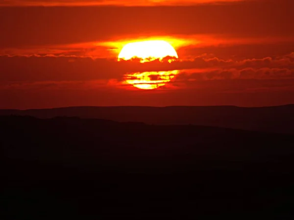 Krásný Výhled Krajinu Při Zataženém Červeném Západu Slunce — Stock fotografie