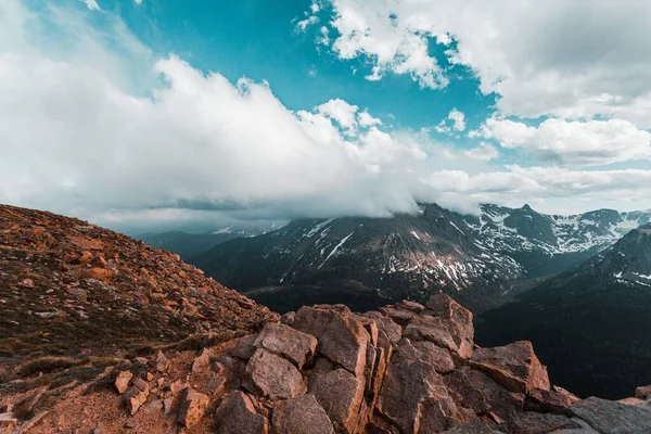 Une Vue Panoramique Sur Les Montagnes Rocheuses Couvertes Neige Blanche — Photo