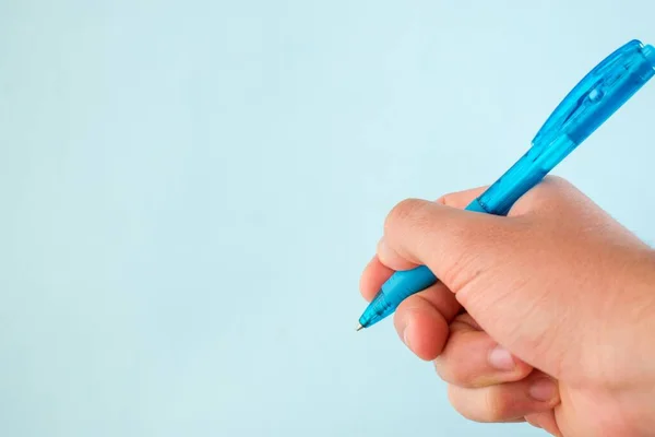 Рука Держащая Голубую Ручку Белом Фоне — стоковое фото