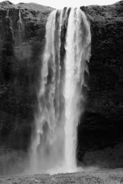 Uma Cachoeira Fluindo Cercada Por Rochas — Fotografia de Stock
