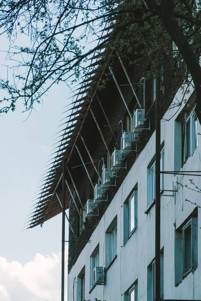 Pionowe Ujęcie Elewacji Budynku Wieloma Oknami Błękitne Niebo — Zdjęcie stockowe
