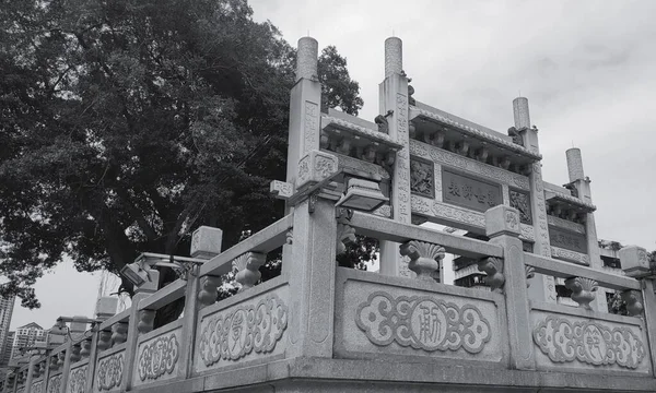 東洋風の装飾が施された中国建築のグレースケール — ストック写真