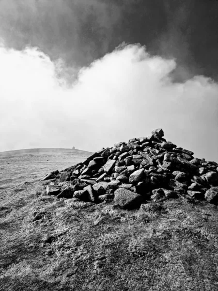 Eine Vertikale Graustufenaufnahme Eines Steinhaufens Auf Einem Berg — Stockfoto