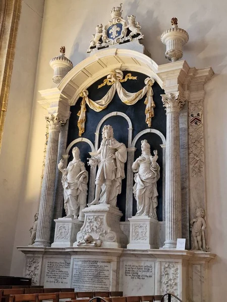 Вертикальный Снимок Мемориала Джону Дигби Графу Бристолю Двум Женам Аббатству — стоковое фото