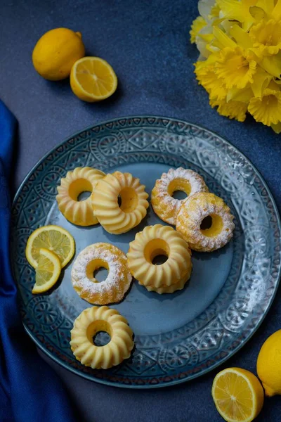 Egy Függőleges Közelkép Mini Vanília Sütemények Egy Kék Tányéron — Stock Fotó