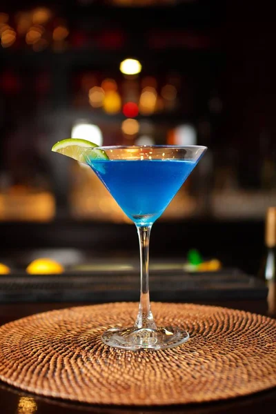 Primer Plano Vertical Delicioso Cóctel Azul Refrescante Mostrador Bar — Foto de Stock