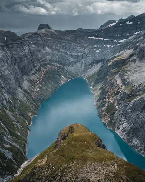 Colpo Verticale Lago Circondato Colline Rocciose Una Cupa Serata Austria — Foto Stock