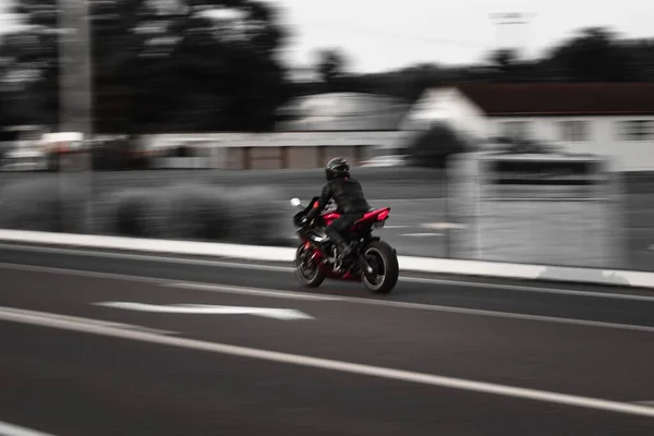 Motociclista Che Guida Veloce Con Una Moto Che Lascia Resto — Foto Stock