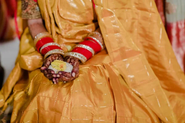 Indická Nevěsta Ukazuje Ruce Henna Design Její Svatební Den — Stock fotografie