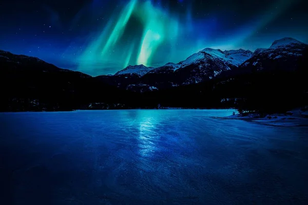 Mesmerizing View Northern Lights Frozen Ocean Mountains — Stock Photo, Image