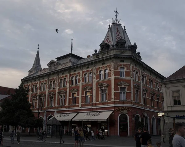 Stary Budynek Głównym Placu Koszyc Ludźmi Ulicach — Zdjęcie stockowe