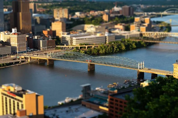 川による都市の建築物や橋の鳥目図 — ストック写真