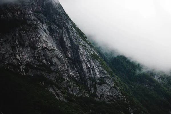 一个美丽的岩石山与薄雾 — 图库照片