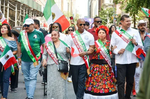 Grupo Pessoas Com Bandeiras Marchando Durante Desfile Dia Independência Nova — Fotografia de Stock