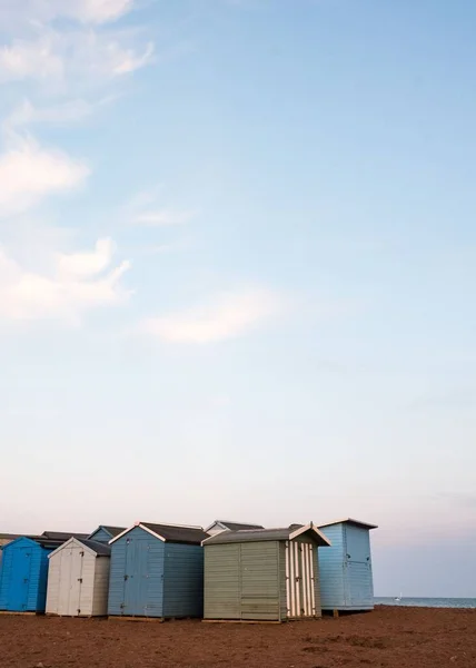 Einige Strandhütten Bei Tageslicht Strand Von Teignmouth Vor Bewölktem Himmel — Stockfoto