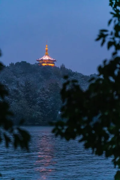 Een Verticaal Van Verlichte Ling Jiou Boeddhist Tempel Een Berg — Stockfoto