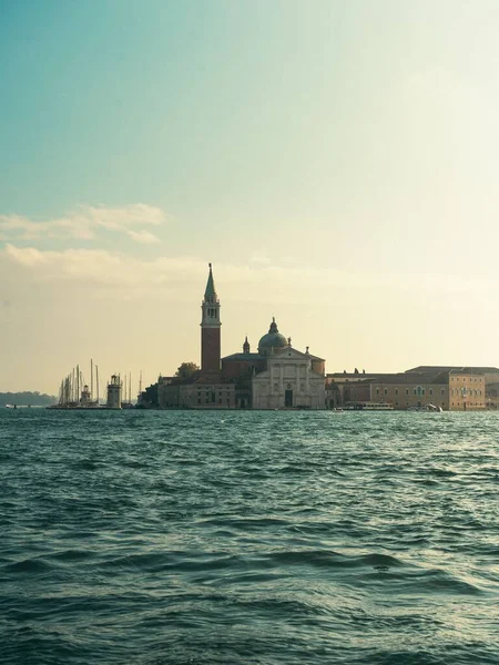 イタリアのヴェネツィアの海の背景にサンジョルジョ マッジョーレ教会の垂直ショット — ストック写真