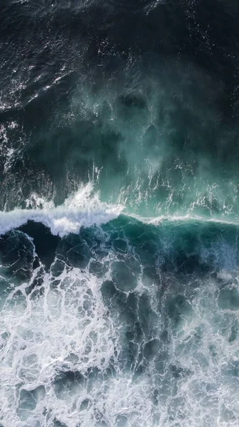 Eine Vertikale Luftaufnahme Der Wellen Auf Einem Tiefblauen Meer — Stockfoto