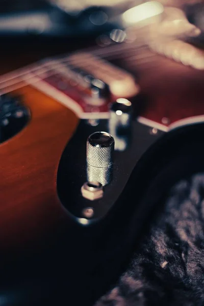 Yerdeki Modern Kahverengi Elektro Gitarın Dikey Görüntüsü — Stok fotoğraf