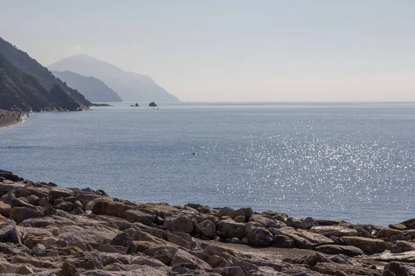 岩の多いビーチと海の空の景色 — ストック写真