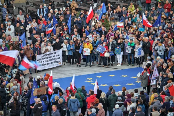 在Bydgoszcz的老市场广场举行的亲欧盟示威期间 一群举着国旗的人 — 图库照片
