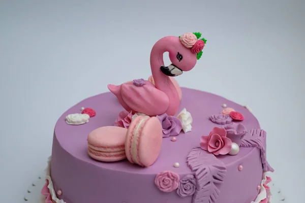 Un Gâteau D'anniversaire Avec Une Figure De Flamant Rose