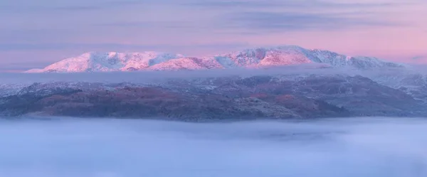 Güneşin Doğuşuyla Kış Manzarası Donmuş Dağ Karla Çevrili — Stok fotoğraf