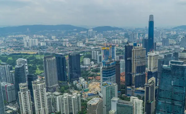 马来西亚Petronas Towers在一个闷闷不乐的日子里拍摄的吉隆坡天际线全景 — 图库照片