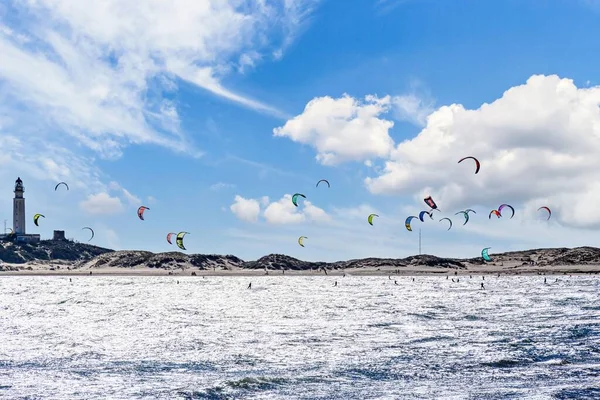 Malowniczy Widok Plaży Los Canos Ludźmi Praktykującymi Kitesurfing Pod Jasnym — Zdjęcie stockowe